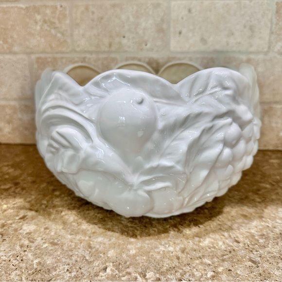 Vintage Bone White Embossed Fruit Bowl Scalloped Edges Dining Storage Planter - Picture 6 of 8